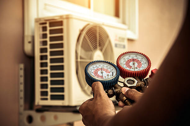 Professional Heat Pump Repair technician working in Harlem, FL